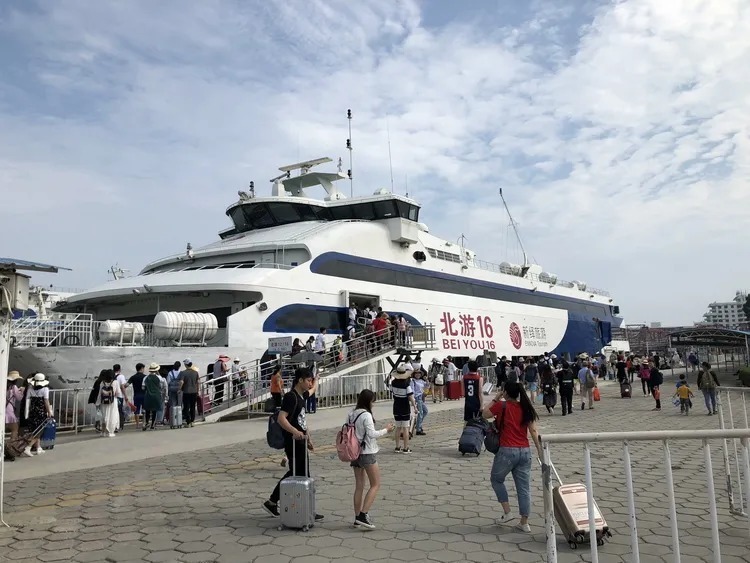 北海涠洲岛|【北海涠洲岛】特有的五色晚霞，马尔代夫式日出，徒步火山公园，梦幻天国教堂！