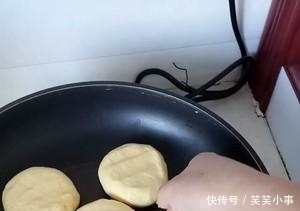 平底锅|玉米面新吃法，一碗熟油，筷子一搅，这样做出锅就被抢光