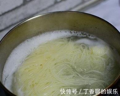 家人|天热没食欲,给家人煮一碗重庆小面,面条嫩滑爽口,好吃过瘾!