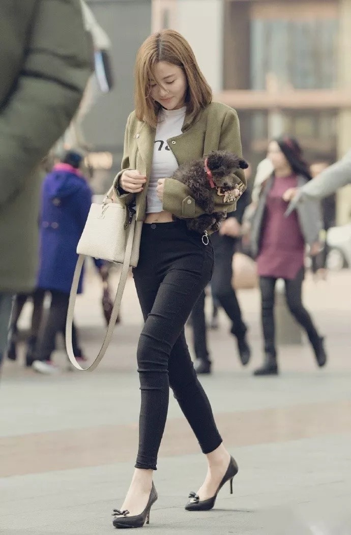 气质又成熟的搭配，少不了一双高跟鞋的加持