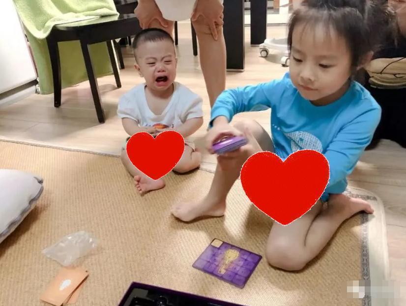 哥哥|儿子想要一个妹妹,结果妈妈一次生了仨,三胞胎等哥哥放学萌化了