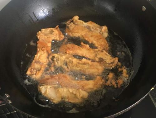 蛋液|炸鱼时,有人蘸面粉有人裹蛋液?大厨:教你正确做法,鱼肉香酥脆