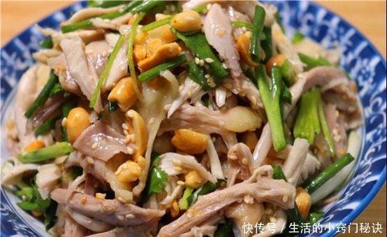 一半只鸡直接丢进蒸锅,不炒也不炖,一次做一盘,上桌就秒光