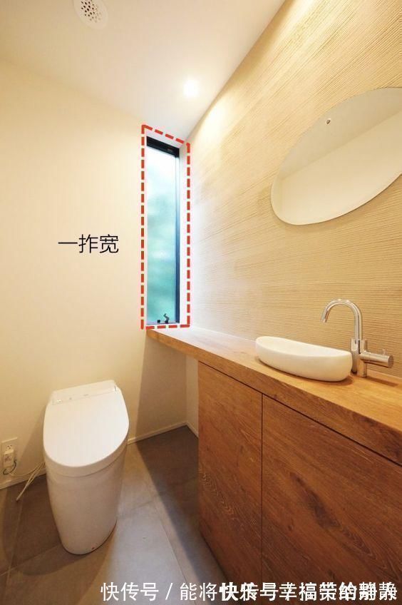 马桶|谁也别拦我留一拃宽玻璃在卫生间,15公分一排到底,采光亮堂堂