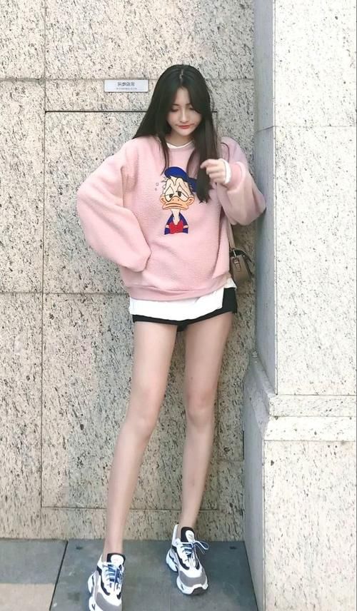 美女着粉色卫衣叠穿搭配短裤，轻松穿出迷人大长腿，年轻又显活力