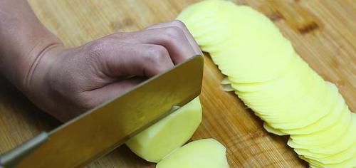 土豆别炸薯条了,教你新吃法,不蒸不炒不用烤,出锅瞬间被扫光!