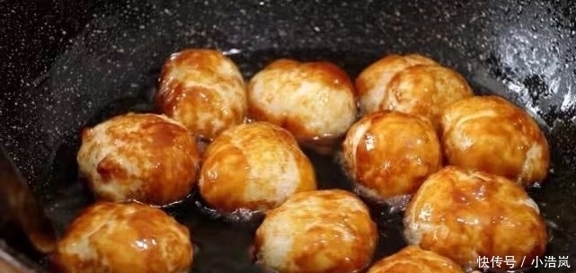 早餐做家人爱吃的丸子,不放面粉,5分钟出锅,外酥里软,真好吃