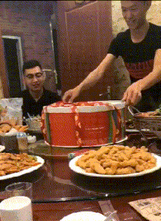 |搞笑GIF:在哪里摔倒就在哪里躺下,要不然也没有其他的办法