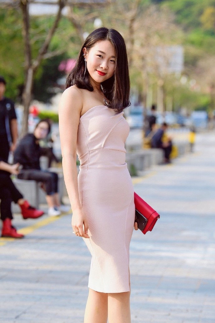 包臀裙|美女街拍时尚干练的小姐姐,简单随性的穿搭,潮流时尚有个性