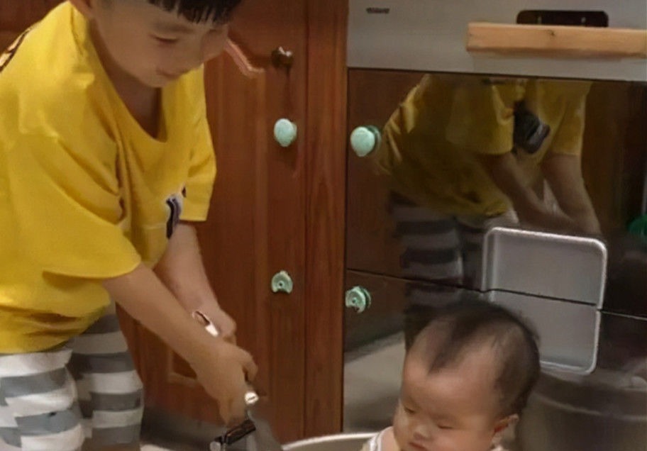 贩子|哥哥趁爸妈不在家,准备铁锅炖弟弟,宝妈:到家就差点火了