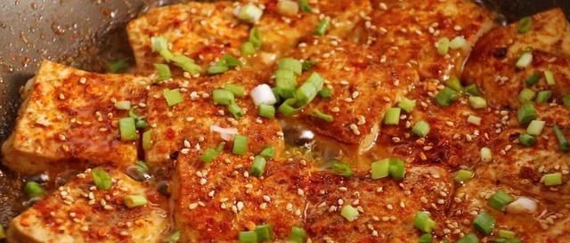 在家想吃铁板豆腐，没有铁板用平底锅做，香辣入味，开胃又下饭