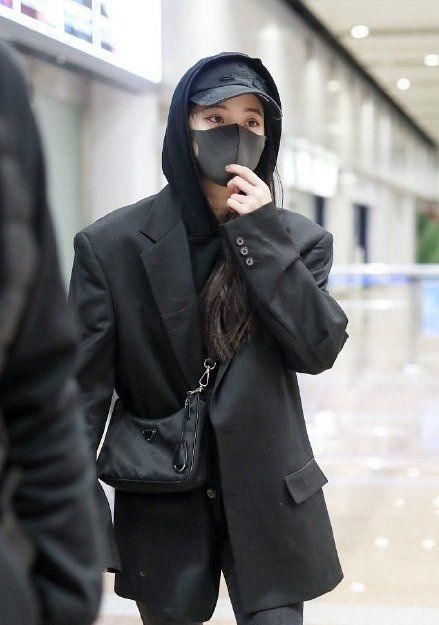 小方块|小姐姐超会穿，军印花街头风卫衣现身机场，可甜可咸可萌可帅气