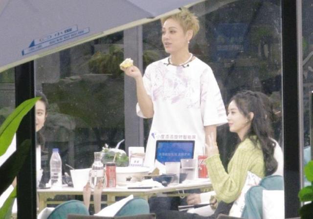 穿搭|赵丽颖异装回归《中餐厅5》，路透装备太“潮”，同行两人引注意