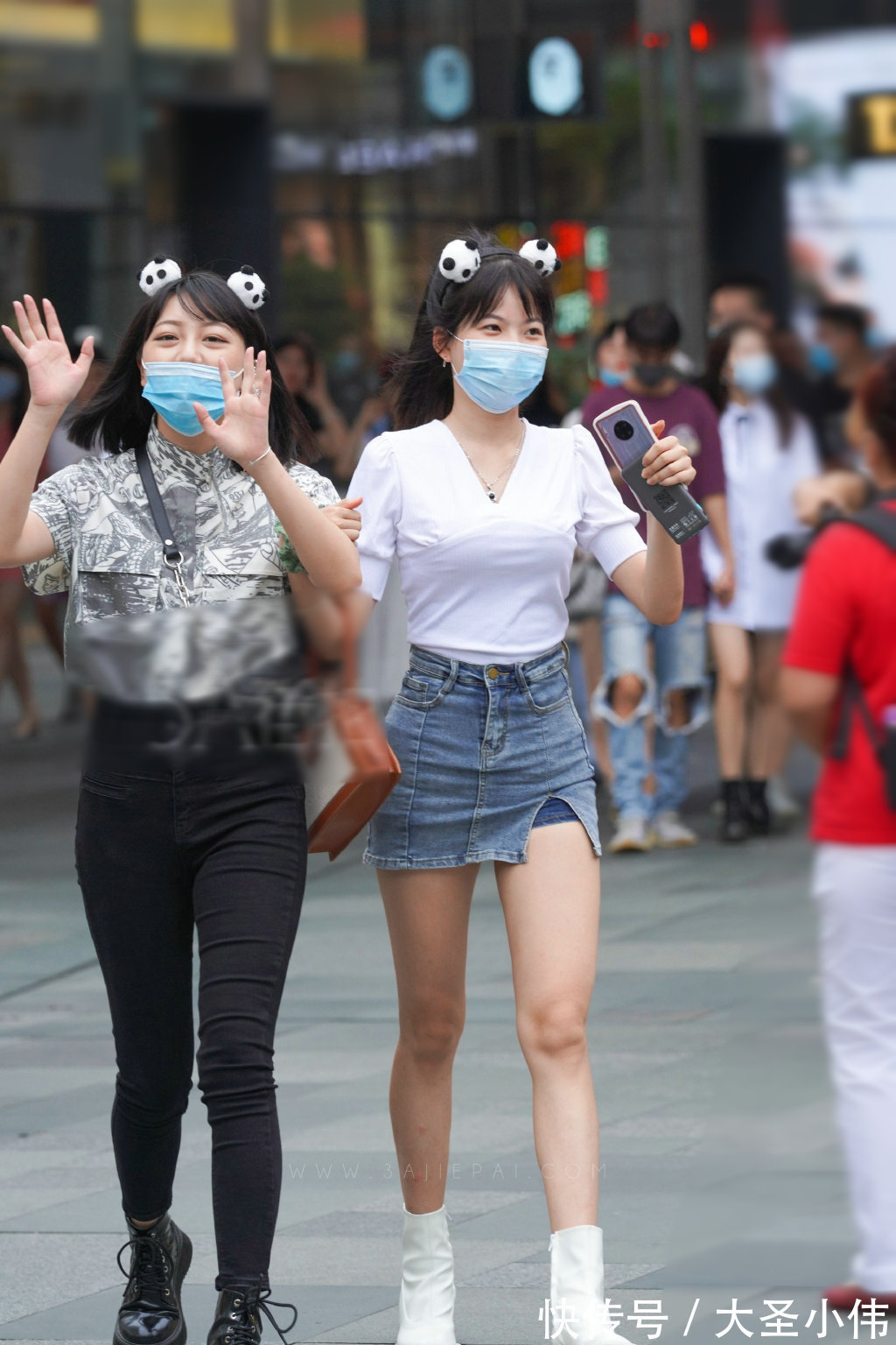 时尚|美女街拍:小姐姐蓝色的围巾披肩,内搭白色吊带裙,看着很有时尚风采