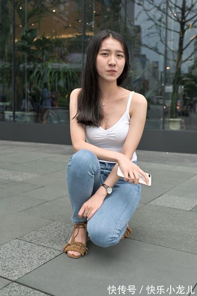 小脚|皱褶针织吊肩背心，搭配小脚牛仔裤，更显时尚活力