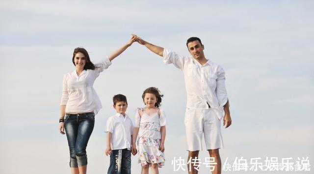 爸爸|同是雨天接娃放学,妈妈和爸爸做法相差太大