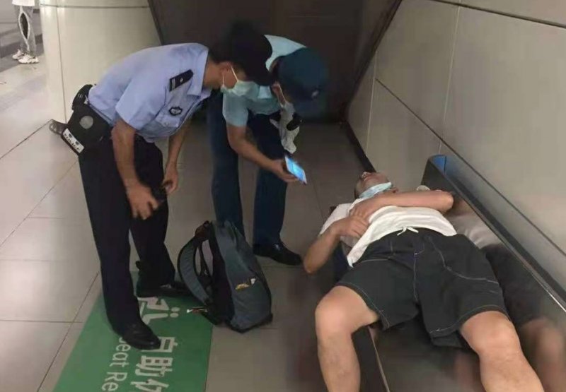 地铁|警探号丨乘客地铁突发疾病昏迷 民警替家属签字急救