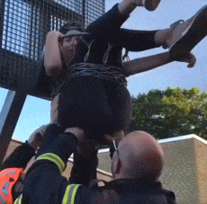 |搞笑GIF:不好意思打扰一下,请问你们是要组团去搞笑吗?