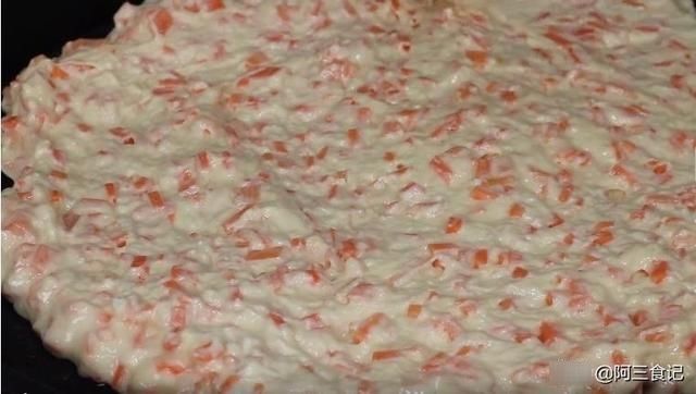 胡萝卜切成丁，淋上2个鸡蛋筷子搅一搅，营养又解馋，出锅比肉香