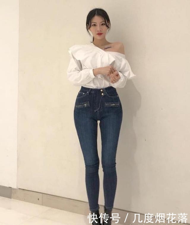 牛仔裤美女的穿搭让气质满满呈现,突显长腿