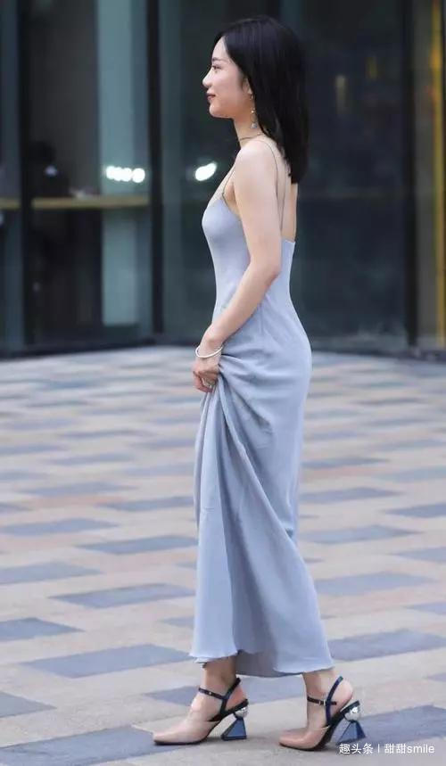 色调 美女脚上搭配一双尖头的卡其色高跟鞋,整体的搭配色调非常完美