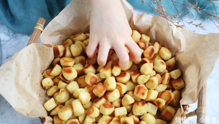 面粉里加2个鸡蛋,不用蒸不用炸,健康好吃,女儿一口一个停不了