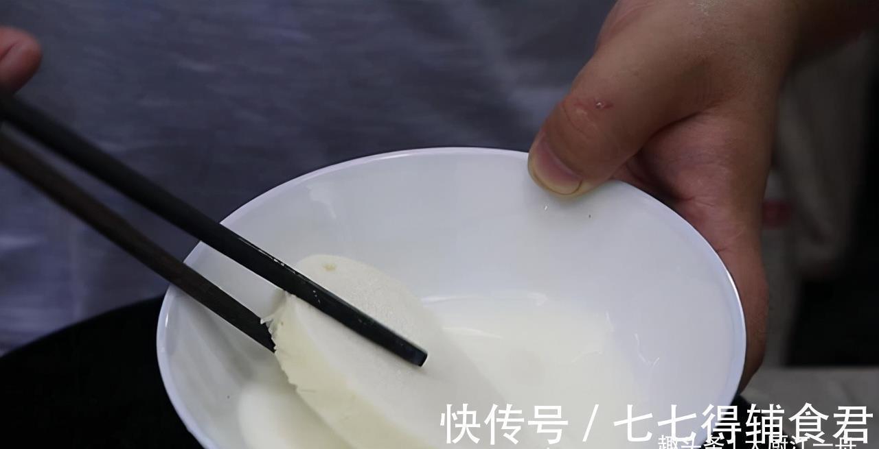 炸馒头片不要直接裹蛋液，多加1步，馒头片外酥里嫩，吃着不油腻