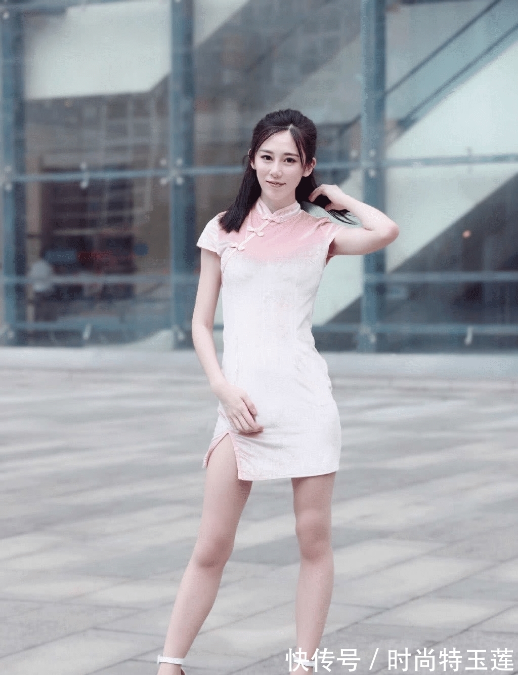 优雅 “粉红色”的旗袍,让邻家小妹气质更加自信优雅