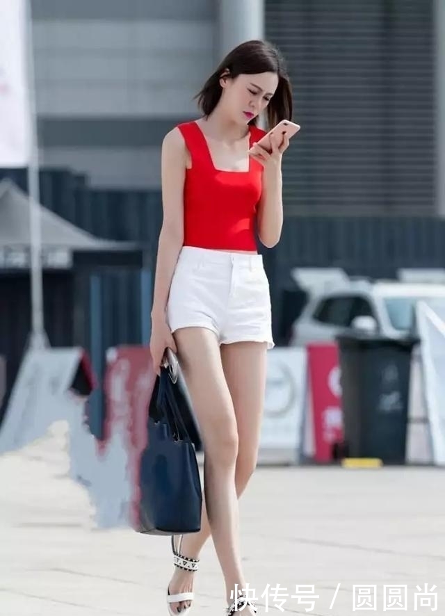 街拍猎奇:身材超好的小姐姐气质裙装配红色高跟美翻了