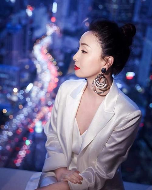 ?女人到了中年，穿衣打扮要“得体”，更要学会不装嫩也不显老