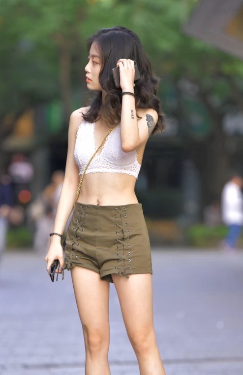 马甲线 小姐姐真敢穿,挂脖上衣搭配热裤,清凉一夏