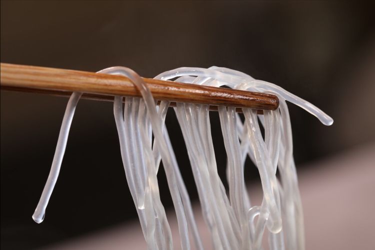 蚂蚁上树，粉丝泡软后不可直接下锅，掌握一个窍门，不坨不粘锅