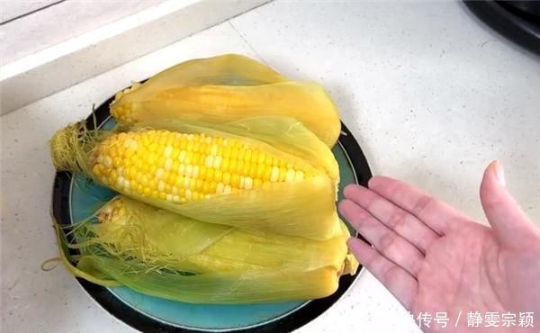 煮玉米不要清水下锅,多加2样东西,玉米更加香甜软糯,快学学