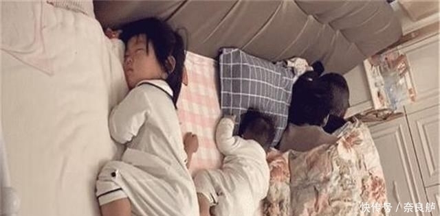 睡觉时|一家四口“睡觉照”走红,网友调侃父母是真爱,孩子是意外