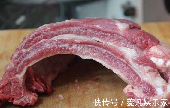 买排骨,只挑大的是“外行”!牢记“买3不买3”,保证新鲜又营养