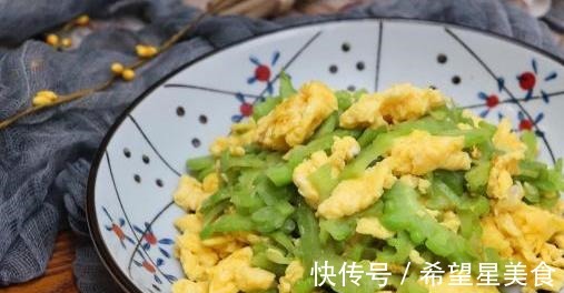 夏日|一个方法能快速去除苦瓜的苦味,脆嫩爽口,夏日必备的苦瓜炒蛋!