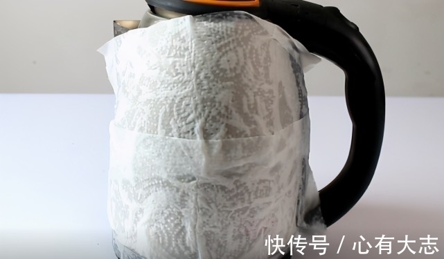 在电热水壶上敷一层纸巾,没想到这么厉害,解决了家家户户的烦恼