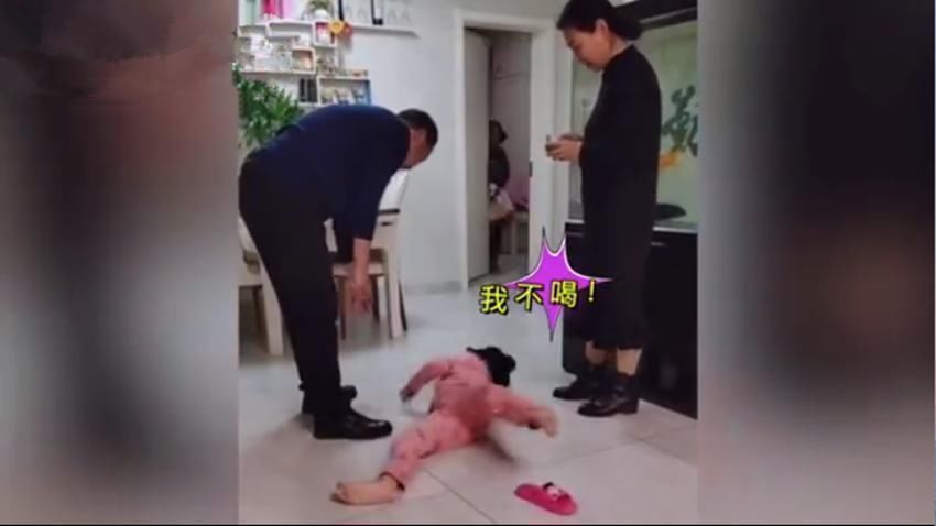 小宝|妹妹不想喝药躺地上打滚耍赖，见到姐姐“秒怂”，网友：死亡凝视