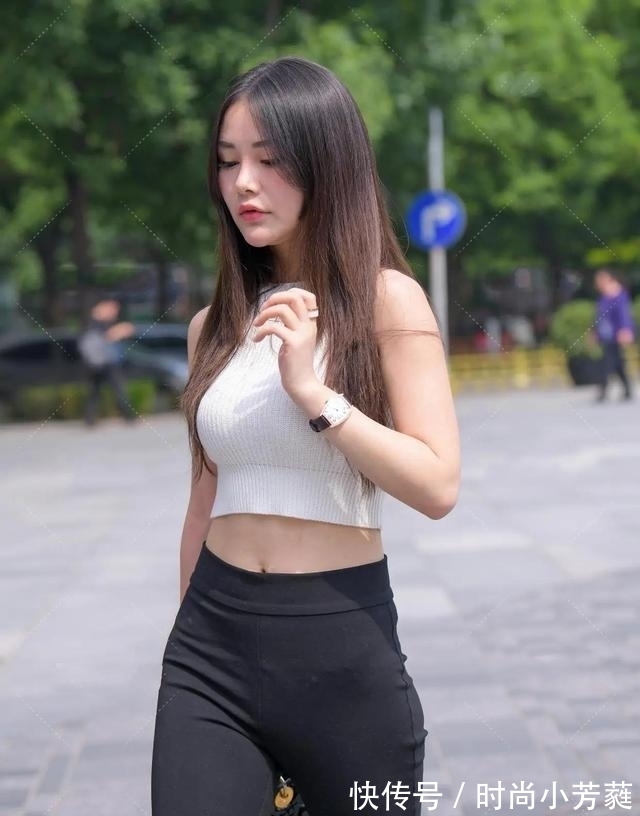 穿衣搭配 白色无袖衫、黑色喇叭裤，用最简单的方式，搭配出了最亮眼的穿搭