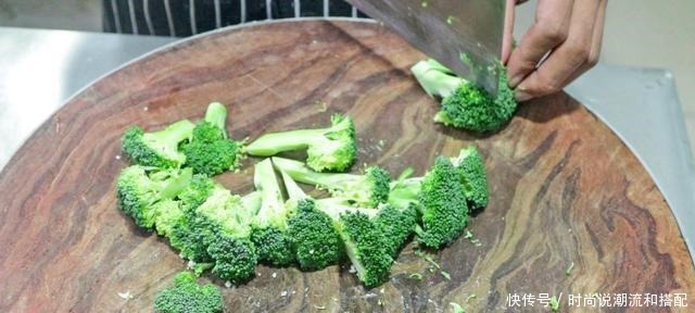  食材|炒花菜很多人都做错了，大厨教你正确做法，看饭店里面是怎么做的