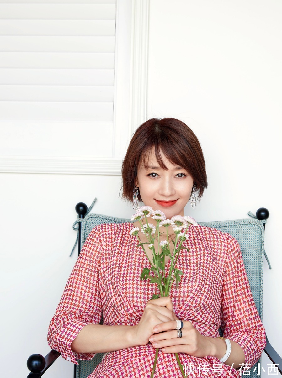 小蛮腰|又被“马伊琍”惊艳到!穿格纹连衣裙配小白靴,45岁状态逆天了