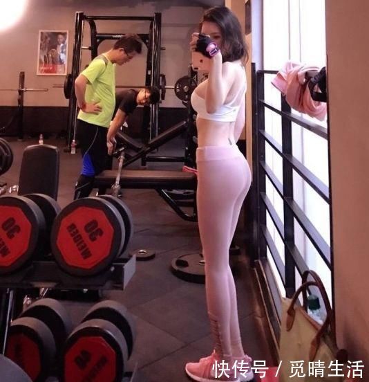 紧身|街拍:丰腴有气质的紧身打底裤美女,大秀S型曲线,凸显女性风韵