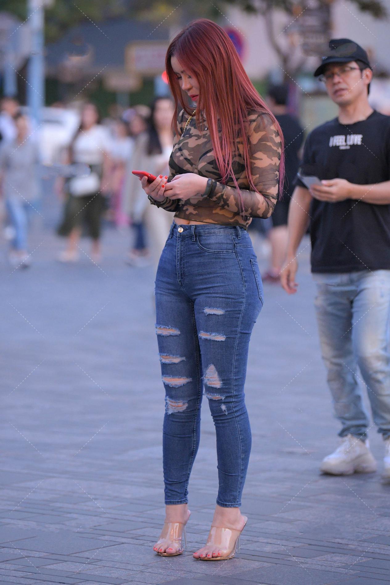 链条包|比较流行的网纱打底搭配方法, 其实很简单, 搭配牛仔裤就可以