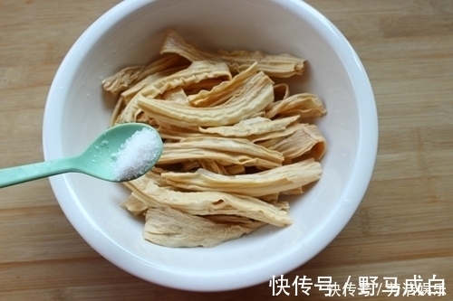 炒腐竹|炒腐竹别只会用清水泡！只需一招，5分钟腐竹全泡发，嫩滑好吃