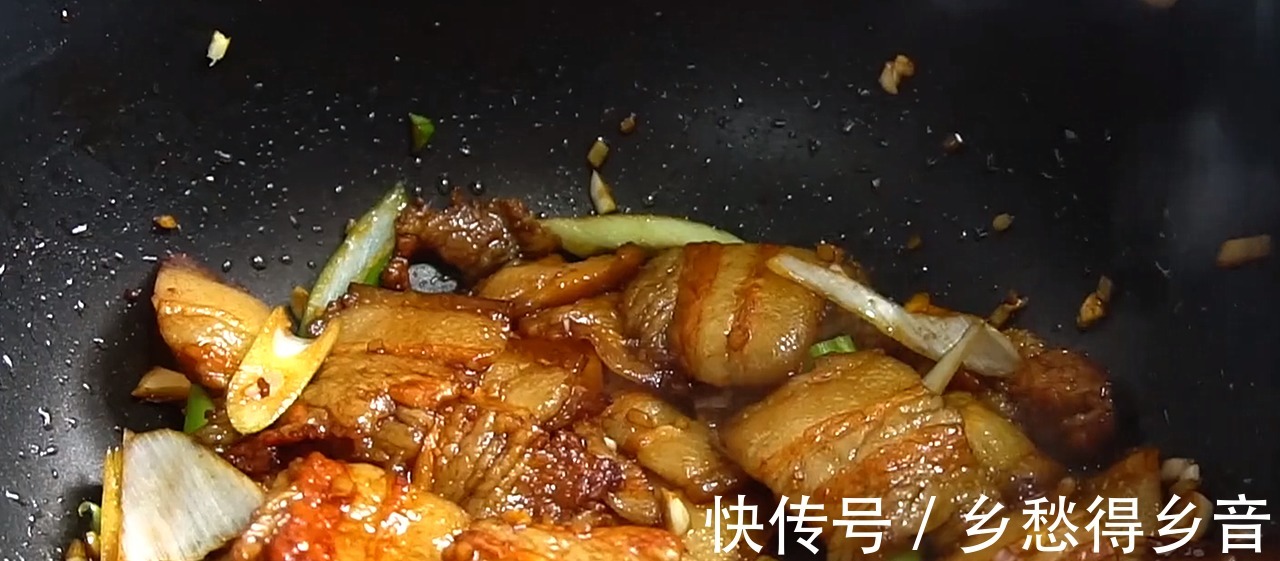 天凉了，用一块猪肉一把粉条炖着吃，暖身暖胃，上桌汤汁都不剩！