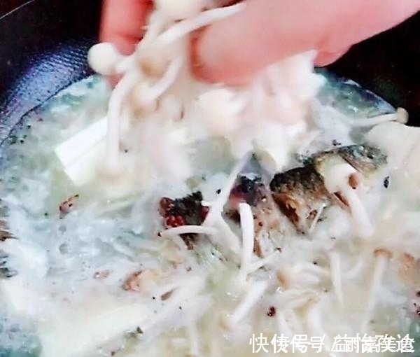 鲫鱼的神奇做法，补血又养胃，好吃又营养，绝对是一道硬菜