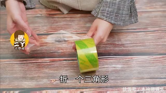 撕胶带别再用剪刀了！教你一招，轻轻一扯就撕开……