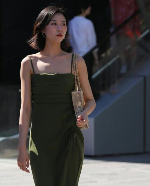 街拍小姐姐黑色皮夹克搭配牛仔裤,简单大方的穿着更加挺拔有型