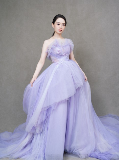 小姐姐|被吉娜的身材折服了,绿色针织衫配紧身裤时髦洋气,腰细得像p的