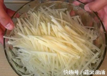 炒土豆丝时，放醋顺序是关键，很多人不懂，难怪炒出来不够香